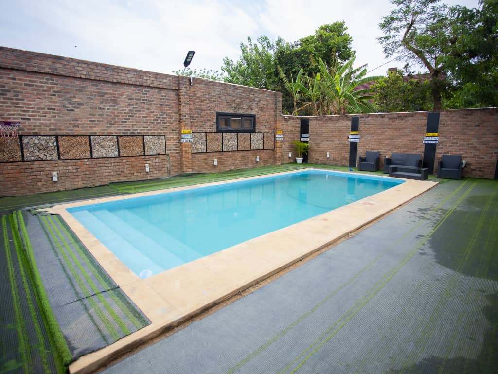 Pool basketball & lounge